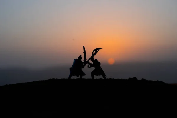 Mittelalterliche Kampfszene Bei Sonnenuntergang Silhouetten Von Kämpfenden Kriegern Auf Dem — Stockfoto