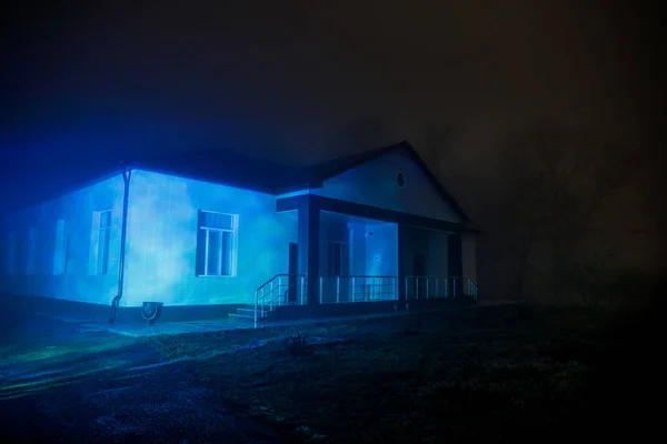 Παλιό Σπίτι Φάντασμα Στο Δάσος Νύχτα Εγκαταλελειμμένο Στοιχειωμένο Σπίτι Τρόμου — Φωτογραφία Αρχείου