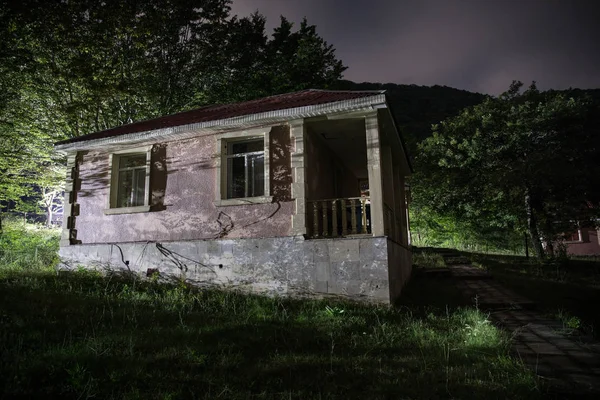 Berglandschaft Des Bauens Wald Der Nacht Mit Mond Oder Landhaus — Stockfoto