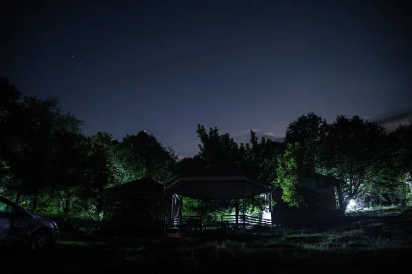 Paisaje Nocturno Montaña Edificio Bosque Por Noche Con Luna Casa — Foto de Stock