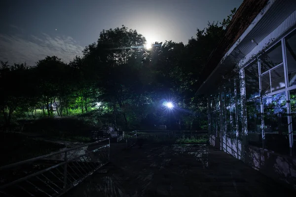 Paisaje Nocturno Montaña Edificio Bosque Por Noche Con Luna Casa —  Fotos de Stock