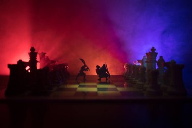 Süvari ve satranç tahtası üzerinde piyade ile ortaçağ savaş sahnesi. Satranç oyununu kavramı iş fikirleri ve rekabet ve strateji fikirler duman ve sis karanlık bir arka plan üzerinde satranç figürleri.