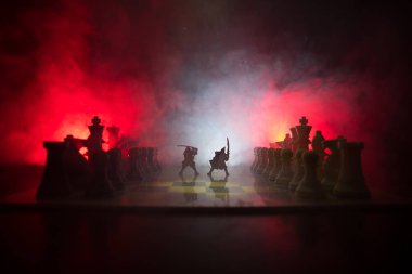 Süvari ve satranç tahtası üzerinde piyade ile ortaçağ savaş sahnesi. Satranç oyununu kavramı iş fikirleri ve rekabet ve strateji fikirler duman ve sis karanlık bir arka plan üzerinde satranç figürleri.