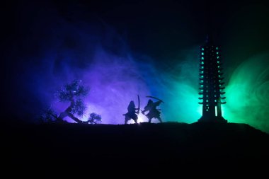 Samuray dövüş konsepti. Samuray silueti, ağaç ve eski tapınağın yanında düelloda. Masa dekorasyonu koyu renkli sisli arka plan. Seçici odak