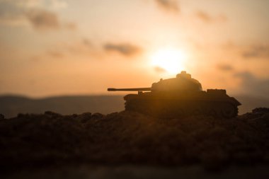 Savaş kavramı. Askeri savaş sis gökyüzü arka plan, Dünya Savaşı askerler siluetleri aşağıda bulutlu manzarası gün batımında dövüş sahnesinde siluetleri. Saldırı sahne. Zırhlı araçlar. tank içinde hareket