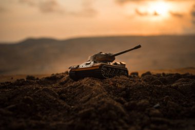 Savaş kavramı. Askeri savaş sis gökyüzü arka plan, Dünya Savaşı askerler siluetleri aşağıda bulutlu manzarası gün batımında dövüş sahnesinde siluetleri. Saldırı sahne. Zırhlı araçlar. tank içinde hareket