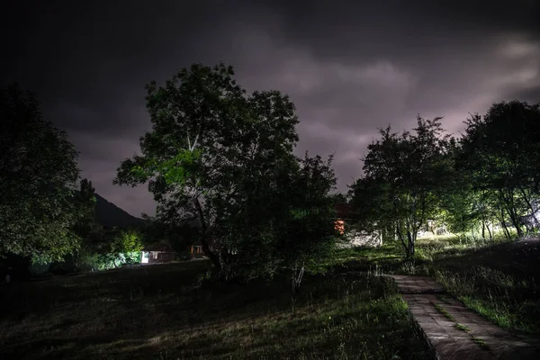 Paisaje Nocturno Montaña Edificio Bosque Por Noche Con Luna Casa — Foto de Stock