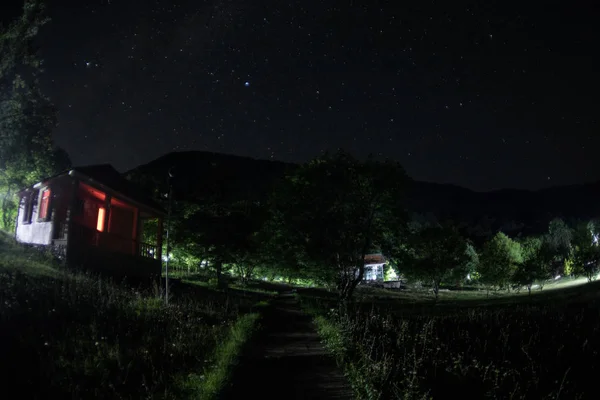 Paisaje Nocturno Montaña Edificio Bosque Por Noche Con Luna Casa — Foto de Stock