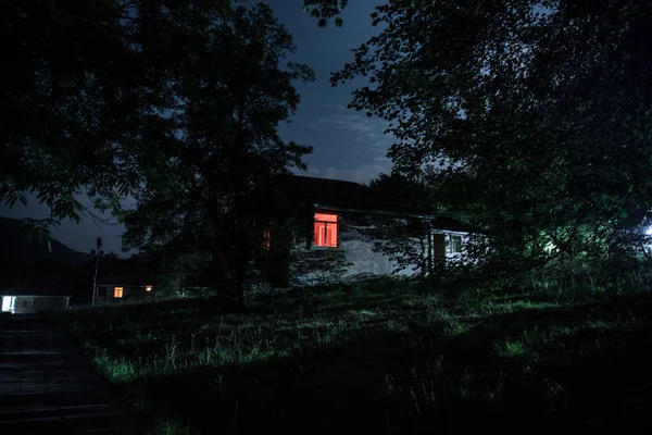 Ночной Горный Пейзаж Постройки Лесу Ночью Луной Винтажным Загородным Домом — стоковое фото