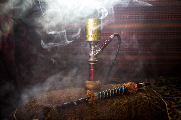 Vodní Dýmka Žhavé Uhlíky Shisha Mísy Takže Oblaka Páry Arabský — Stock fotografie