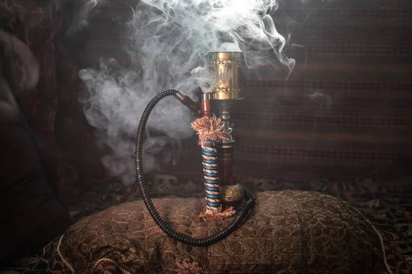 Vodní Dýmka Žhavé Uhlíky Shisha Mísy Takže Oblaka Páry Arabský — Stock fotografie