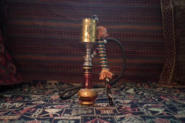 Nargile kömürü nargile kupa Arap iç de buhar bulutları yapma. Şark süsleme halı üzerinde. Şık oryantal shisha içinde karanlık arka ışık ile. Shisha reklam için. Seçici odak — Stok fotoğraf