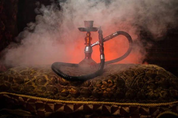Κάρβουνα Ναργιλέ Στο Μπολ Ναργιλέ Κάνοντας Σύννεφα Ατμού Στο Arabian — Φωτογραφία Αρχείου