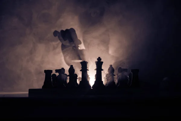 Мужчина Играет Шахматы Страшный Размытый Силуэт Человека Шахматной Доской Шахматными — стоковое фото