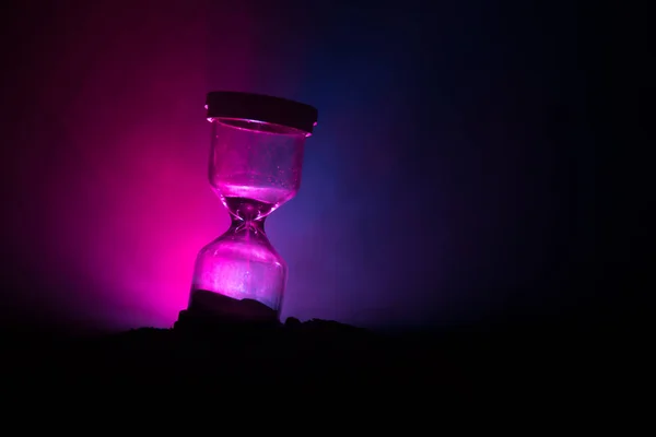 Concept Temps Silhouette Horloge Sablier Fumée Sur Fond Sombre Avec — Photo