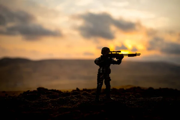 Силуэт Военнослужащего Офицера Оружием Закате Выстрел Держа Пистолет Цветное Небо — стоковое фото