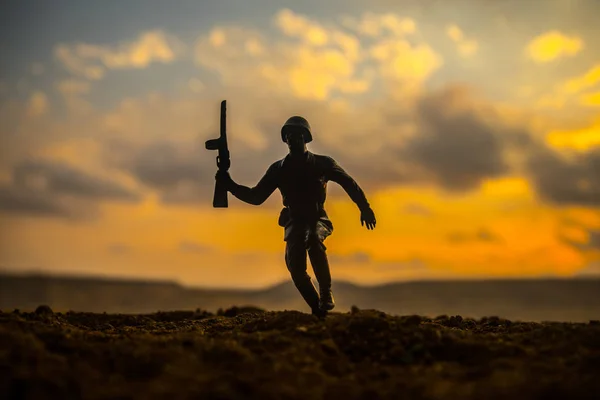 Conceito Guerra Silhuetas Militares Lutando Cena Fundo Céu Nevoeiro Guerra — Fotografia de Stock