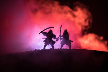 Düelloda iki samurais silüeti. İki samurais ve günbatımı gökyüzü ile hayal et. Seçici odak