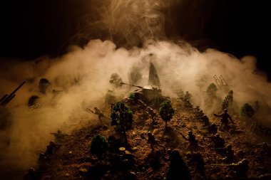 Savaş kavramı. Askeri siluetleri sahne üzerinde savaş sis sky mücadele arka plan, Dünya Savaşı askerler siluetleri bulutlu manzarası, gece aşağıda. Saldırı sahne. Zırhlı araçlar. Seçici odak. Dekorasyon