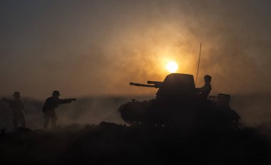 Savaş kavramı. Askeri mücadele sahne siluetleri. Dünya Savaşı Alman tank ve asker siluetleri gün batımında. Saldırı sahne. Zırhlı araçlar. Savaş tankları