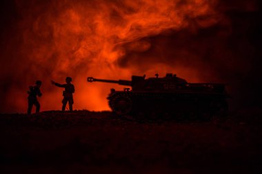 Savaş Konsepti. Savaş sisli gökyüzü arka planında askeri siluetler gece vakti Bulutlu Gökyüzünün altında Alman Tankları siluetleri. Saldırı sahnesi. Zırhlı araçlar. Tanklar savaşıyor