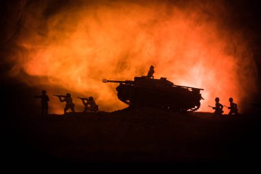 Savaş Konsepti. Savaş sisli gökyüzü arka planında askeri siluetler gece vakti Bulutlu Gökyüzünün altında Alman Tankları siluetleri. Saldırı sahnesi. Zırhlı araçlar. Tanklar savaşıyor