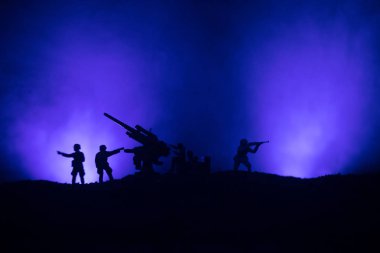 Bir uçaksavar topu ve askeri siluetleri savaş sis gökyüzü arka plan, Dünya Savaşı askerler siluetleri aşağıda bulutlu manzarası geceleri sahnede mücadele