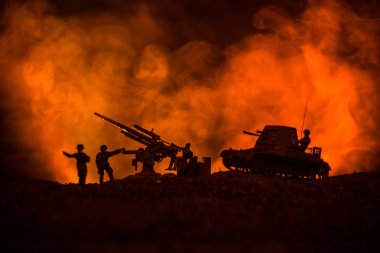 Savaş Konsepti. Savaş sisli gökyüzü arka planında askeri siluetler gece vakti Bulutlu Gökyüzünün altında Alman Tankları siluetleri. Saldırı sahnesi. Zırhlı araçlar. Tanklar savaşıyor