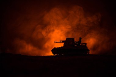 Savaş Konsepti. Savaş sisli gökyüzü arka planında askeri siluetler gece vakti Bulutlu Gökyüzünün altında Alman Tankları siluetleri. Saldırı sahnesi. Zırhlı araçlar. Tanklar savaşıyor