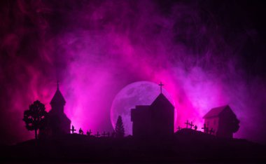 Zombi mezarlığı ölü ağaçlar, moon, kilise ve ürkütücü bulutlu gökyüzü sis, korku Halloween kavramı ile korkunç görünümü. Tonda