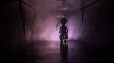 Ürpertici siluet koyu terk edilmiş binada. Korku manyak genel kavram ya da kabine kapılar ile karanlık koridor ve korkunç korku bebek ile farklı pozlar ayakta silüeti ışıklarla hakkında.