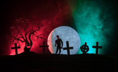 Zombi mezarlığı ölü ağaçlar, moon, kilise ve ürkütücü bulutlu gökyüzü sis, korku Halloween kavramı ile korkunç görünümü. Tonda