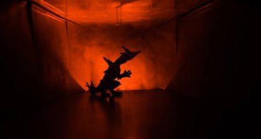 Ürpertici siluet koyu terk edilmiş binada. Manyak genel kavram ya da kabine kapılar ile karanlık koridor ve ışıkları ile farklı pozlar duran korkunç korku kişi silueti ile ilgili korku.