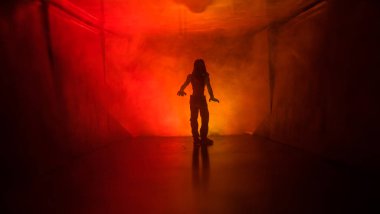 Ürpertici siluet koyu terk edilmiş binada. Zombi kıyamet genel kavram ya da korkunç korku zombi farklı pozlar ile ayakta silueti ile karanlık koridor.