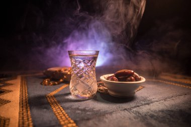 Su ve tarihleri. Iftar akşam yemeğidir. Halı üzerinde görünümü dekorasyon ramazan Kareem tatil. Bayram tebrik kartı, Müslüman kutsal ay ramazan Kareem için davet. Seçici odak