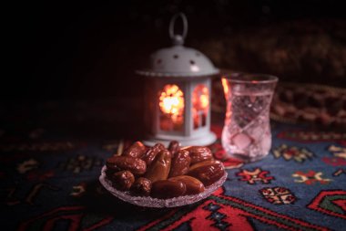 Su ve tarihleri. Iftar akşam yemeğidir. Halı üzerinde görünümü dekorasyon ramazan Kareem tatil. Bayram tebrik kartı, Müslüman kutsal ay ramazan Kareem için davet. Seçici odak