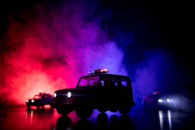 Geceleri polis arabaları. Polis arabası sisli bir arabayı gece takip ediyor. 911 acil durum arabası suç mahalline doğru hızla gidiyor. Seçici odak