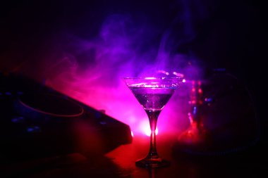 Martini gece kulübünde dj denetleyicisinde içinde zeytin ile bardak. Club içki gece kulübünde şık oryantal shisha ile müzik partide DJ konsolu