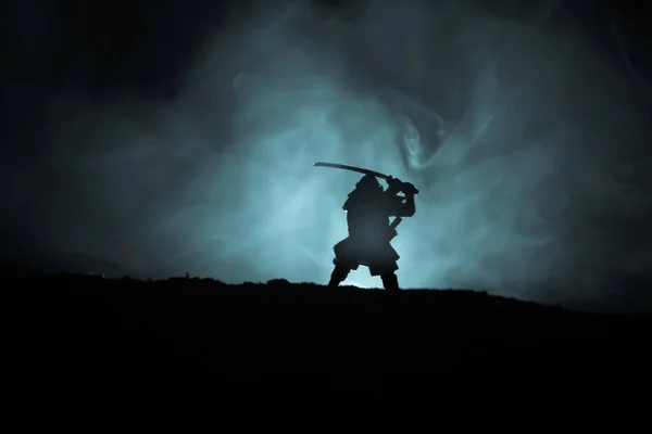 Lutador Com Uma Silhueta Espada Ninja Céu Samurai Topo Montanha — Fotografia de Stock