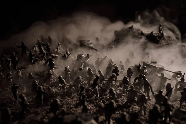 Conceito Guerra Silhuetas Militares Lutando Cena Fundo Céu Nevoeiro Guerra — Fotografia de Stock