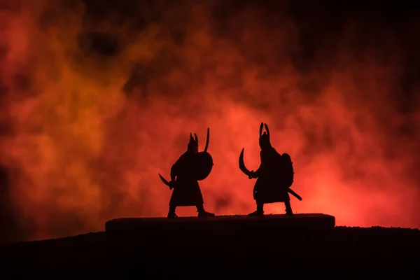 Silueta Dos Guerreros Medievales Duelo Foto Con Dos Luchadores Con —  Fotos de Stock