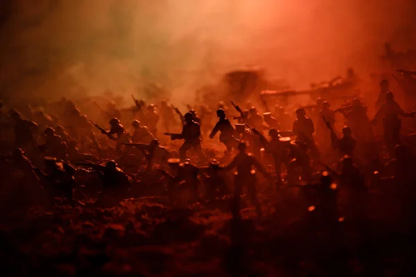 战争概念 军事剪影战斗场面在战争雾天空背景下 世界大战战士剪影在多云天际之下在晚上 攻击现场 装甲车 选择性对焦 — 图库照片