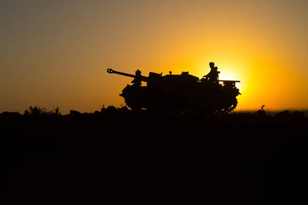 Kriegskonzept Militärische Silhouetten Kampfszene Deutsche Panzer Und Soldaten Sonnenuntergang Angriffsszene — Stockfoto