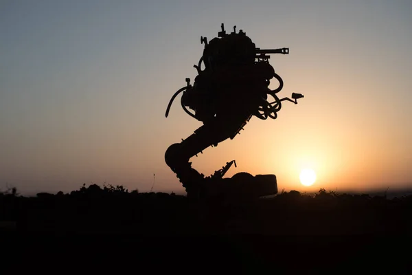 巨大ロボットのシルエット 未来のタンク内の夕暮れ時のアクション 戦闘車両 — ストック写真