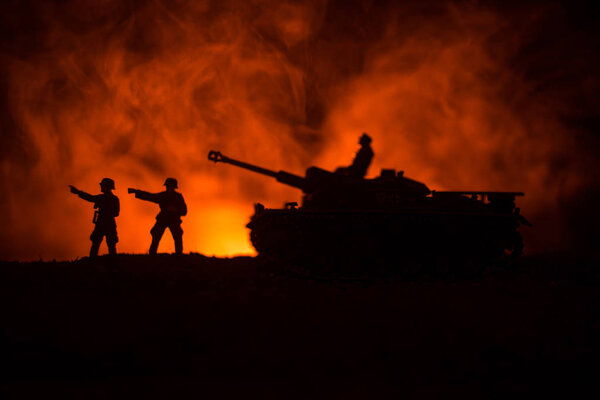 Концепция войны. Военные силуэты боевой сцены на фоне тумана войны, силуэты немецких танков мировой войны под облачным горизонтом ночью. Сцена нападения. Бронетехника. Танки