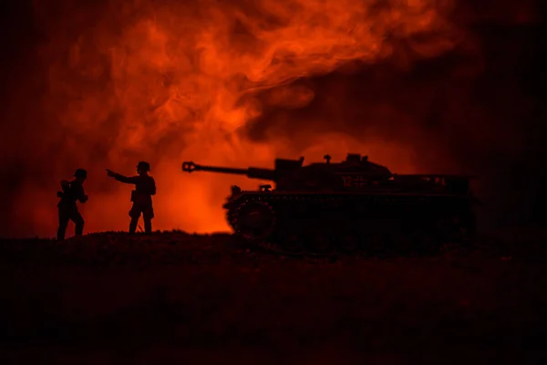 Conceito Guerra Silhuetas Militares Cena Luta Fundo Céu Nevoeiro Guerra — Fotografia de Stock