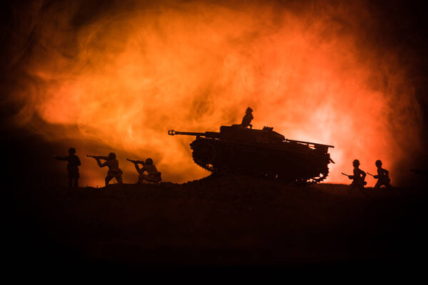 Концепция войны. Военные силуэты боевой сцены на фоне тумана войны, силуэты немецких танков мировой войны под облачным горизонтом ночью. Сцена нападения. Бронетехника. Танки