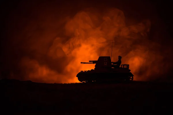 戦争の概念 戦争霧の空の背景に軍事シルエット戦闘シーン 雲のスカイラインの下の第二次世界大戦ドイツ戦車シルエット夜 攻撃シーン 装甲車だ 戦車戦 — ストック写真