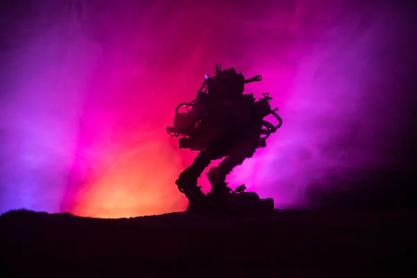 Dev Robot Silüeti Sisli Yangın Gökyüzü Arka Plan Ile Eylem — Stok fotoğraf
