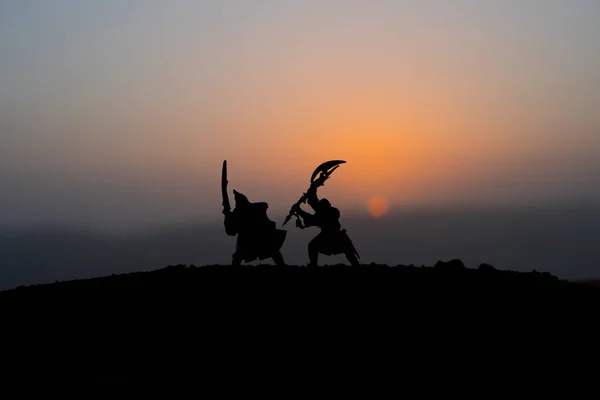 Scène Bataille Médiévale Coucher Soleil Silhouettes Guerriers Combattants Sur Fond — Photo